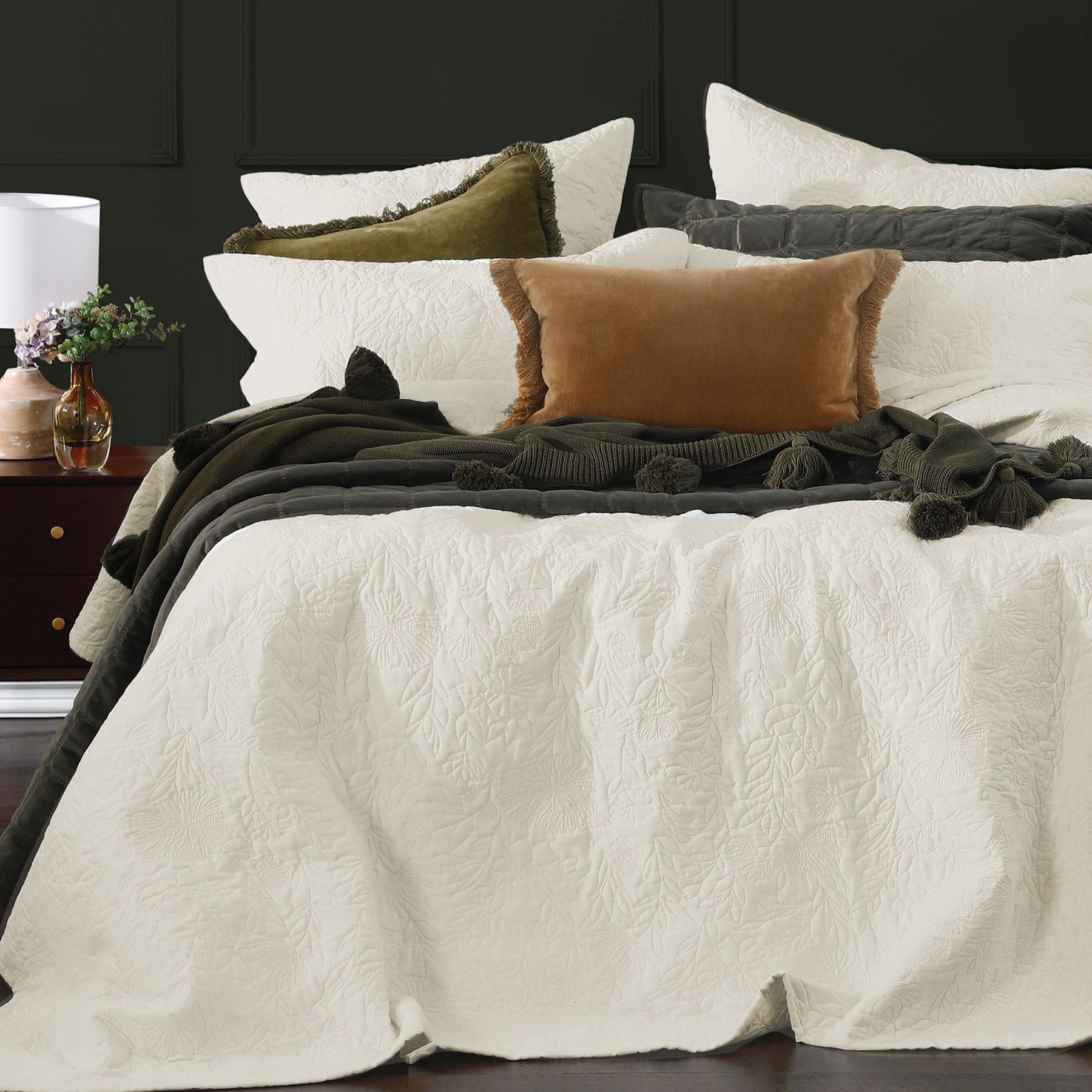 Lourdes Bedspread King Ivory